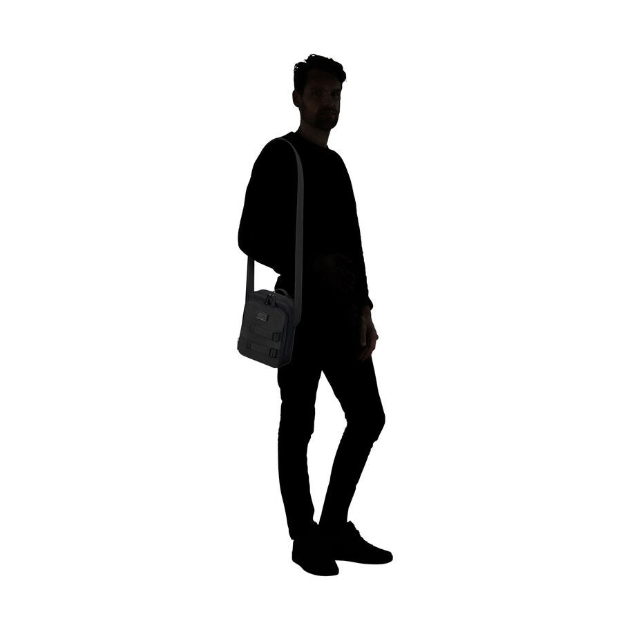 Samsonite SackMod Crossbody Medium in the color Black. image number 5
